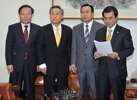 [포토] 주례회동 가지는 '이완구-우윤근'