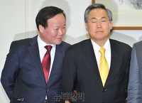 [포토] 대화 나누는 새정치 우윤근 원내대표와 새누리 김재원 의원