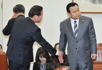 [포토] 이완구 원내대표 잡아당기는 김재원 원내수석