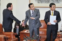 [포토] 이완구 원내대표 팔목 잡은 김재원 의원