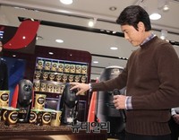 [포토] 커피색 스웨터 입고 커피내리는 정우성