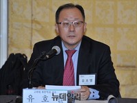 [포토] 통일정책의 과제와 방향에 대해 발제하는 유호열 교수