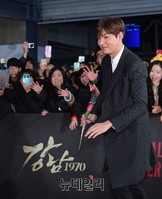 [포토] 환호성 속에 입장하는 이민호