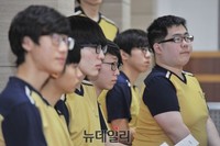 [포토] 긴장한 표정으로 입영판정 기다리는 대상자들