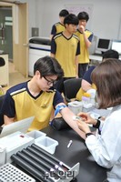 [포토] 당당하게 피검사 받는 미래의 장병들