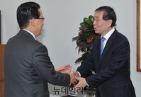 [포토] 서울시청 찾은 박지원 새정치민주연합 당대표 후보