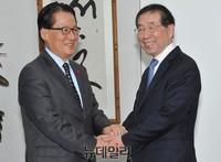 [포토] 손 맞잡은 박지원 당대표후보와 박원순 서울시장