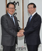 [포토] 포즈취하는 박지원 당대표 후보와 박원순 서울시장