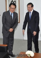 [포토] 공손하게 두손 모은 박지원 후보 , 안내하는 박원순 시장