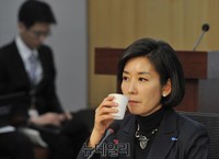 [포토] 물마시는 새누리당 나경원 의원