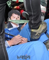 [포토] 이석기 규탄 퍼포먼스 하는 애국보수단체 회원들