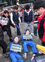 [포토] 어버이연합 '이석기-김정은' 규탄 퍼포먼스