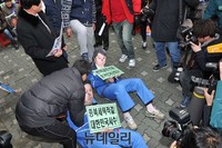 [포토] 이석기 전 의원 구타 퍼포먼스 