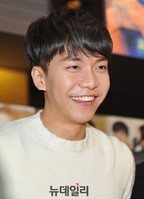 [포토] 살인미소의 정석 배우 이승기