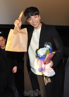 [포토] 부드러운 미소로 인사하는 이승기