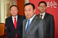 [포토] 회견장 떠나는 이완구 총리 내정자