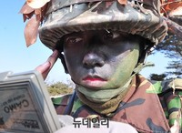 [포토] 3사관학교 기초군사훈련 '위장하는 여생도'