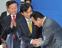 [포토] 야당에 축하 받는 이완구 국무총리 내정자