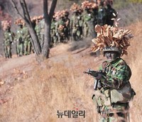 [포토] 남생도들 뒤로 하고 돌격하는 여생도