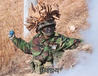 [포토] 수류탄 투척하는 3사관학교 여생도