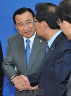 [포토] 새정치 축하받는 이완구 국무총리 내정자