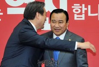 [포토] 포옹으로 이완구 축하하는 김무성