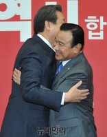 [포토] 격한 축하 받는 이완구 국무총리 내정자