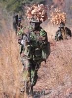 [포토] 3사관학교 여생도 훈련 '돌격 앞으로'