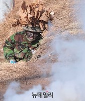 [포토] 3사관학교 여생도, 실전같은 수류탄 투척 훈련