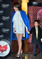 [포토] 엄마손 잡고 등장한 안리환