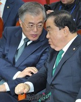 [포토] 대화 나누는 '문희상-문재인'