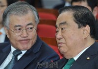 [포토] 문희상 위원장 바라보는 문재인 후보