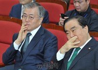 [포토] 토론회 지켜보는 문재인-문희상