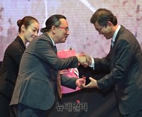 [포토] 난타 천만관객 돌파, 감사패 받는 한진관광 권오상대표