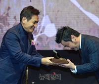 [포토] 난타 천만관객 돌파, 감사패 받는 배우 류승룡