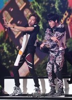 [포토] 타이틀곡 '예뻐' 부르는 인피니트H