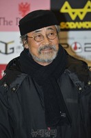 [포토] 독특한 스타일로 등장한 배우 최종원