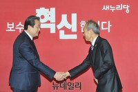 [포토] 악수하는 김무성 대표와 조석태 세월호조사위원장