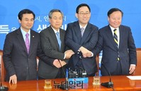 [포토] 손 맞잡은 여야 지도부