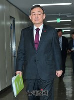 [포토] 업무계획 발표장에 입장하는 최성준 방통위장