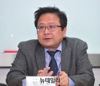 [포토] 토론회 사회맡은 현진권 자유경제원장