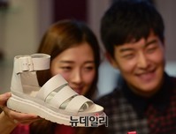 [포토] 2015 S/S 콜렉션 제품 든 모델