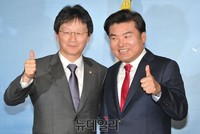 [포토] 엄지손가락 올린 유승민-원유철