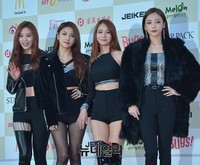 [가온차트] 블랙톤으로 멋을낸 카라