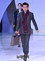 [패션코드] 런웨이 무대에선 현대백화점 박동운 부사장