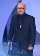 [패션코드] 런웨이 무대에 선 이상봉 회장