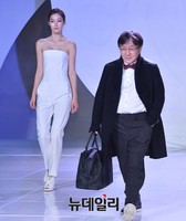 [패션코드] 런웨이 무대에선 송성각 한국콘텐츠진흥원장