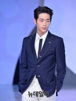 [패션코드] 개막식 축하무대에 선 서강준