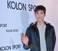 [포토] 짧은머리 성준, 한손으로 가볍게 인사