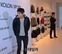 [포토] 구석구석 인사하는 성준